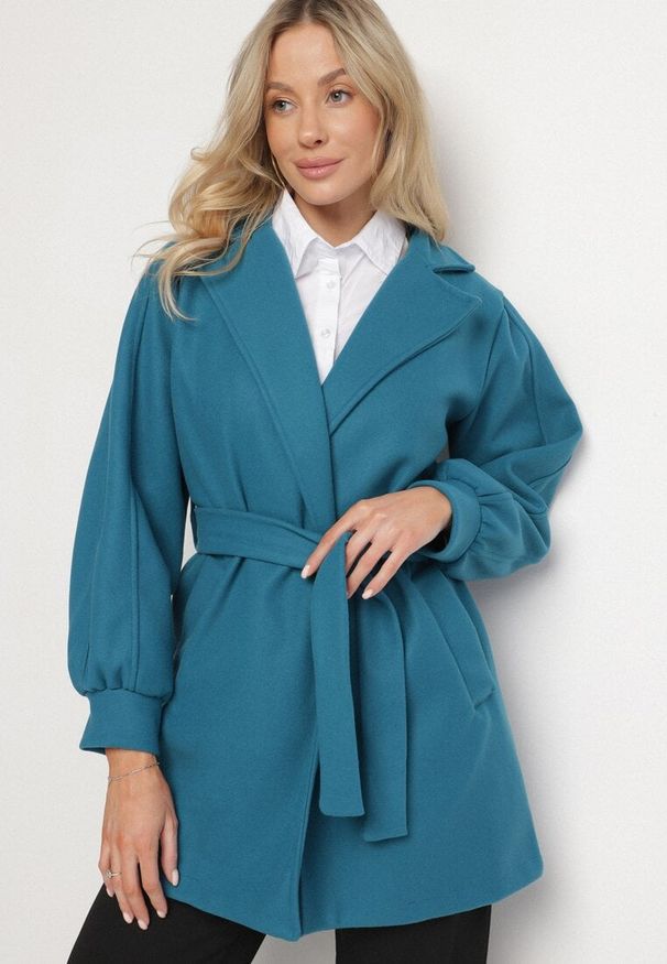 Born2be - Niebieski Płaszcz z Wiązanym Paskiem i Bufiastym Rękawem Imgrucu. Typ kołnierza: kołnierzyk stójkowy. Kolor: niebieski. Materiał: tkanina, jeans. Długość: długie. Sezon: wiosna, jesień