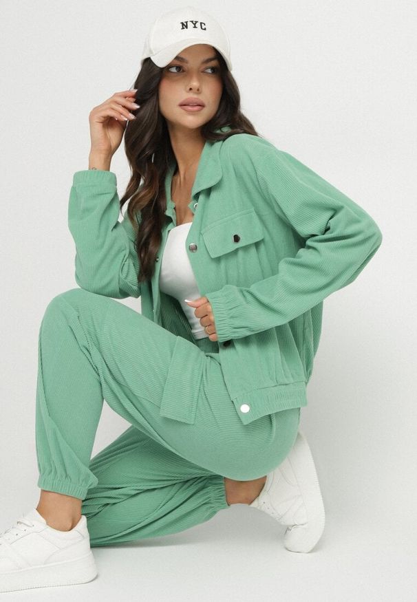 Born2be - Zielona Kurtka o Koszulowym Kroju ze Ściągaczem w Pasie Nitsena. Okazja: na co dzień. Kolor: zielony. Materiał: jeans. Długość rękawa: długi rękaw. Długość: długie. Styl: klasyczny, casual