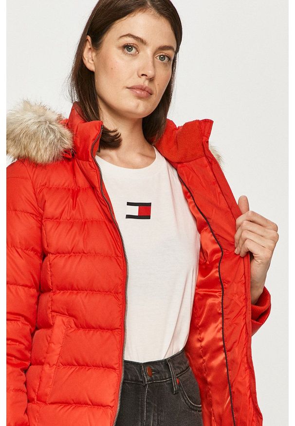 Tommy Jeans - Kurtka puchowa. Kolor: czerwony. Materiał: puch