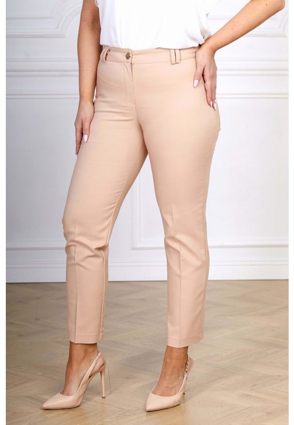 Moda Size Plus Iwanek - Eleganckie beżowe spodnie cygaretki Inez XXL OVERSIZE. Okazja: na spotkanie biznesowe, do pracy, na co dzień. Kolor: beżowy. Materiał: tkanina, poliester, materiał, bawełna, elastan. Długość: krótkie. Sezon: wiosna, lato. Styl: elegancki