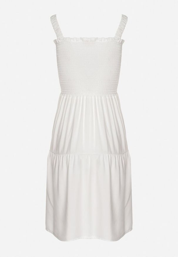 Born2be - Biała Rozkloszowana Sukienka na Ramiączkach z Wiskozy Miravelia. Okazja: na co dzień. Typ kołnierza: dekolt kwadratowy. Kolor: biały. Materiał: wiskoza. Długość rękawa: na ramiączkach. Typ sukienki: proste. Styl: casual