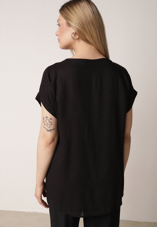 Born2be - Czarna Nietoperzowa Bluzka z Krótkim Rękawem z Lnem i Wiskozą Isirtila. Okazja: do pracy, na co dzień. Kolor: czarny. Materiał: wiskoza, len. Długość rękawa: krótki rękaw. Długość: krótkie. Sezon: lato. Styl: elegancki, klasyczny, casual