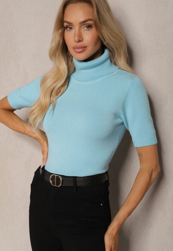 Renee - Jasnoniebieska Bluzka Dzianinowa z Golfem Bawełną i Wiskozą oraz Krótkim Rękawem Cialinae. Okazja: na co dzień. Typ kołnierza: golf. Kolor: niebieski. Materiał: wiskoza, bawełna, dzianina. Długość rękawa: krótki rękaw. Długość: krótkie. Styl: casual