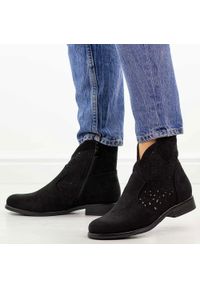 Czarne zamszowe ażurowe botki damskie S.Barski 8026. Okazja: na co dzień. Nosek buta: okrągły. Kolor: czarny. Szerokość cholewki: normalna. Wzór: ażurowy. Materiał: zamsz. Sezon: wiosna, jesień, lato. Obcas: na obcasie. Styl: casual, elegancki, klasyczny. Wysokość obcasa: niski #1