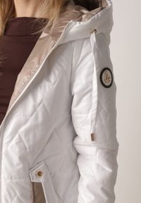 Born2be - Biała Pikowana Kurtka Przejściowa z Kapturem i Bocznymi Suwakami Mado. Okazja: na co dzień. Typ kołnierza: kaptur. Kolor: biały. Materiał: poliester, jeans. Styl: casual, klasyczny #5