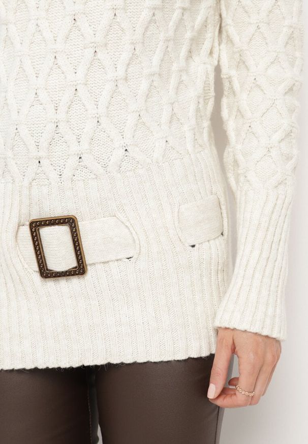 Born2be - Jasnobeżowy Sweter z Ozdobnym Splotem z Paskiem i Klamrą Riean. Okazja: na co dzień. Kolor: beżowy. Materiał: jeans. Długość rękawa: długi rękaw. Długość: długie. Wzór: ze splotem. Styl: klasyczny, casual