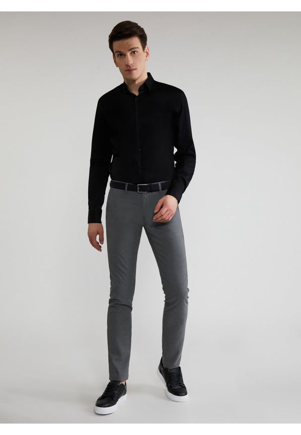 Pako Lorente - PAKO LORENTE – Koszula męska w kolorze czarnym P21WF-1X-174-C-S. Typ kołnierza: kołnierzyk klasyczny. Kolor: czarny. Materiał: bawełna, elastan. Długość rękawa: długi rękaw. Długość: długie. Wzór: gładki. Styl: klasyczny, elegancki