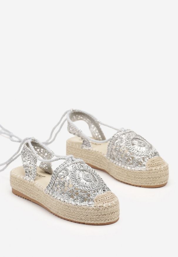 Born2be - Srebrne Płaskie Espadryle na Plecionej Podeszwie o Ażurowym Wykończeniu z Wiązaniem Sivalea. Nosek buta: okrągły. Kolor: szary, srebrny. Materiał: materiał. Wzór: ażurowy. Sezon: lato. Obcas: na obcasie. Styl: klasyczny. Wysokość obcasa: niski