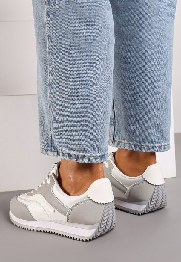 Renee - Szare Sneakersy na Płaskiej Podeszwie z Metalicznym Wykończeniem Zelmora. Nosek buta: okrągły. Zapięcie: sznurówki. Kolor: biały. Materiał: materiał. Obcas: na płaskiej podeszwie. Wysokość obcasa: niski