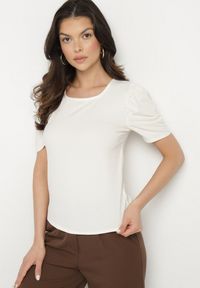 Born2be - Beżowy Prążkowany T-shirt z Zakładkami przy Rękawach Kolanovia. Okazja: na co dzień. Kolor: beżowy. Materiał: prążkowany. Styl: casual #6