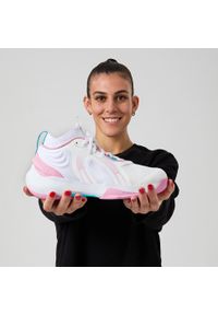 KIPSTA - Buty do siatkówki dla dorosłych Allsix VB900 Stability Alessia Orro. Kolor: różowy, biały, wielokolorowy. Szerokość cholewki: normalna. Wzór: geometria. Sport: siatkówka #2