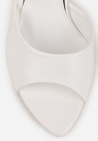 Renee - Białe Klapki na Szpilce VICES z Metaliczną Wstawką i Szpiczastym Noskiem Alarianne. Nosek buta: szpiczasty. Kolor: biały. Materiał: jeans. Obcas: na szpilce. Styl: wizytowy, elegancki #8