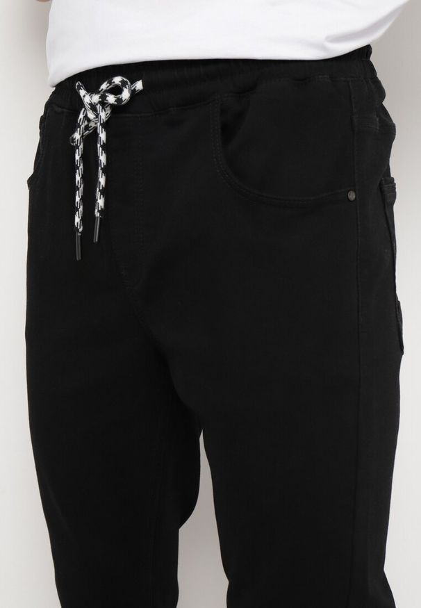 Born2be - Czarne Jeansy Joggery ze Ściągaczami i Sznurkiem w Pasie Winara. Okazja: na co dzień. Kolor: czarny. Styl: casual