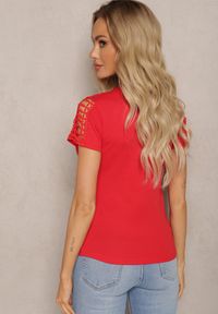 Renee - Czerwony T-shirt z Bawełny Ozdobiony Ażurową Koronką Sarille. Okazja: na plażę. Kolor: czerwony. Materiał: bawełna, koronka. Wzór: aplikacja, koronka, ażurowy. Sezon: lato