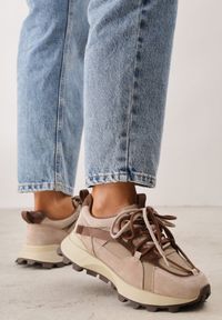 Renee - Beżowe Zamszowe Sneakersy w Stylu Chunky z Podwójnym Wiązaniem i Perforacją Kildei. Kolor: beżowy. Materiał: zamsz. Szerokość cholewki: normalna #2