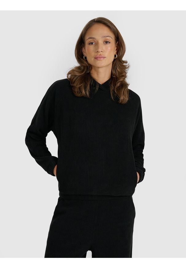 4f - 4F Bluza dresowa nierozpinana z kapturem damska - czarna XS. Okazja: na co dzień. Typ kołnierza: kaptur. Kolor: czarny. Materiał: dresówka. Styl: casual