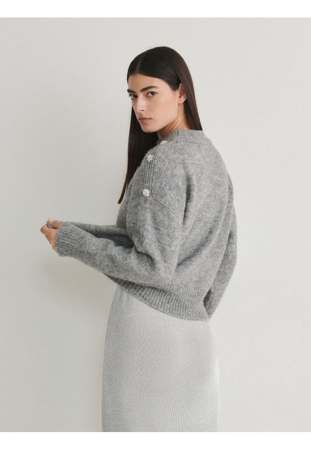 Reserved - Sweter z ozdobnymi dżetami - szary. Kolor: szary. Materiał: dzianina, wełna. Wzór: gładki