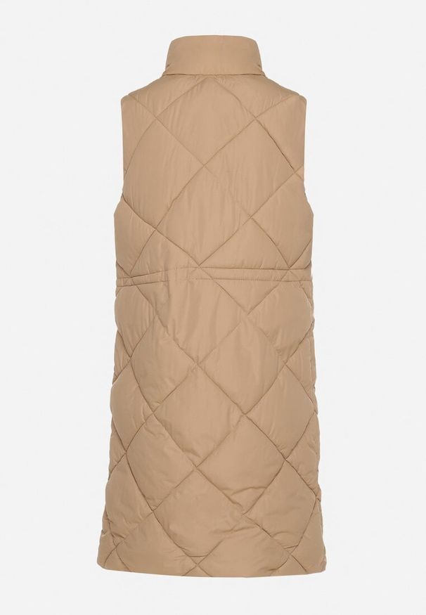 Born2be - Ciemnobeżowa Pikowana Kamizelka o Długim Kroju ze Stójką i Kieszeniami Avatheia. Okazja: na co dzień. Typ kołnierza: kołnierzyk stójkowy. Kolor: beżowy. Materiał: jeans. Długość: długie. Wzór: aplikacja. Styl: casual, elegancki, klasyczny