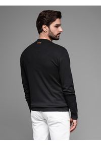 Ombre Clothing - Męski sweter z wiskozą i rozpinanym dekoltem – czarny V2. Typ kołnierza: kołnierzyk stójkowy. Kolor: czarny. Materiał: wiskoza. Wzór: gładki, aplikacja, ze splotem. Styl: elegancki #7