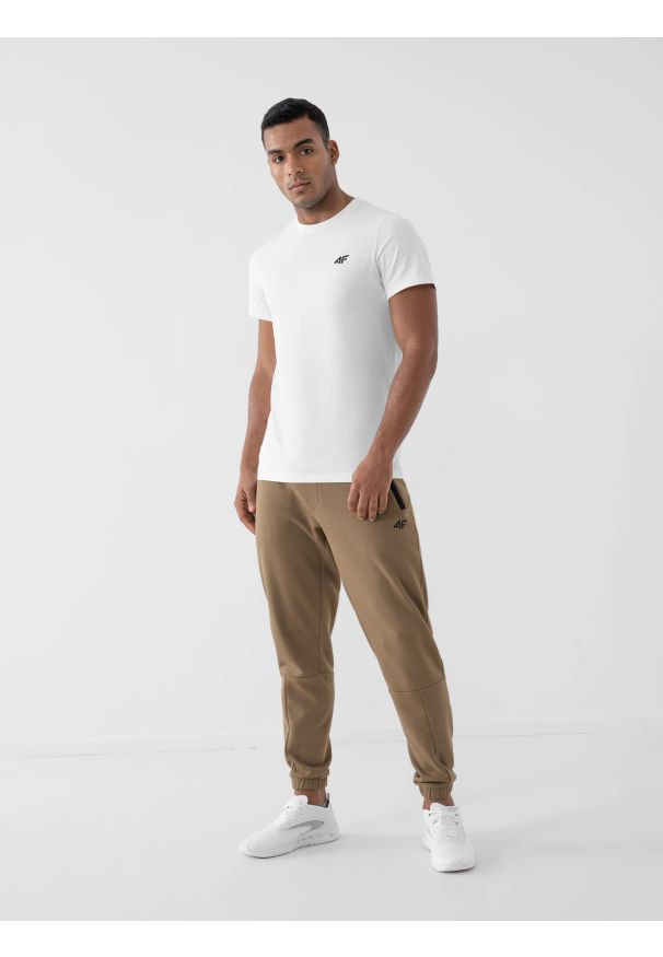 4f - Spodnie dresowe joggery męskie. Kolor: beżowy. Materiał: dresówka. Wzór: gładki