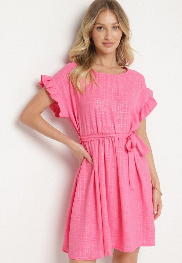 Born2be - Fuksjowa Sukienka Ozdobiona Falbankami i Paskiem Izulira. Typ kołnierza: kołnierz z falbankami. Kolor: różowy. Wzór: aplikacja. Styl: elegancki