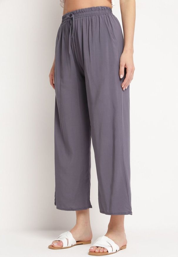 Born2be - Ciemnoszare Bawełniane Spodnie z Szerokimi Nogawkami Palazzo z Gumką w Pasie Nesira. Okazja: na spacer, na co dzień. Kolor: szary. Materiał: bawełna. Styl: casual, boho