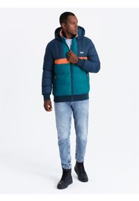 Ombre Clothing - Sportowa kolorowa kurtka męska w stylu retro – granatowo-pomarańczowa V3. Typ kołnierza: kołnierzyk stójkowy. Kolor: pomarańczowy. Materiał: guma, syntetyk, poliester, materiał. Wzór: kolorowy. Styl: retro, sportowy #7