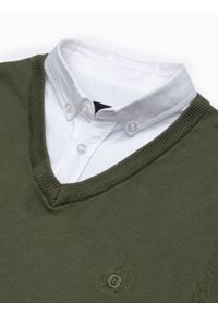 Ombre Clothing - Sweter męski z białym kołnierzykiem - oliwkowy V5 E120 - XXL. Typ kołnierza: dekolt w serek, kołnierzyk koszulowy. Kolor: oliwkowy. Materiał: materiał, bawełna, nylon. Styl: klasyczny #6