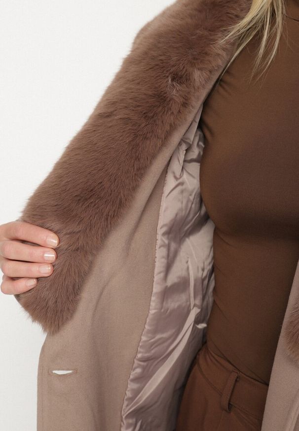 Born2be - Beżowy Elegancki Płaszcz Dwurzędowy z Futrem i Wiązanym Paskiem Azonlle. Okazja: na co dzień. Kolor: beżowy. Materiał: futro. Sezon: jesień. Styl: elegancki