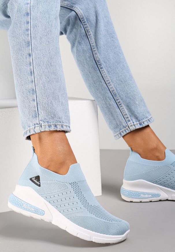 Renee - Jasnoniebieskie Buty Sportowe Amathane. Wysokość cholewki: przed kostkę. Zapięcie: bez zapięcia. Kolor: niebieski. Materiał: materiał. Szerokość cholewki: normalna. Wzór: aplikacja. Obcas: na koturnie
