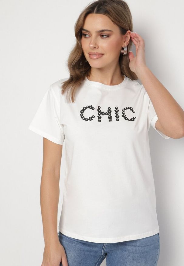 Born2be - Biały T-shirt Bawełniany z Napisem i Perełkami Nalinor. Okazja: na co dzień. Kolor: biały. Materiał: bawełna. Wzór: napisy. Styl: elegancki, casual