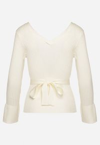 Born2be - Beżowy Sweter z Prążkowanego Materiału z Dodatkiem Wiskozy Ozdobnym Paskiem i Kwiatem Clendra. Okazja: na co dzień. Kolor: beżowy. Materiał: materiał, wiskoza, prążkowany. Długość rękawa: długi rękaw. Długość: długie. Wzór: kwiaty. Styl: klasyczny, casual #5