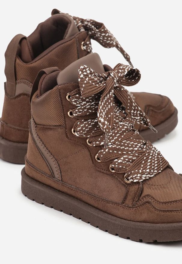 Renee - Brązowe Sneakersy Ozdobione Sznurówkami w Geometryczny Wzór Avoslia. Okazja: na co dzień. Kolor: brązowy. Materiał: jeans. Wzór: aplikacja, geometria