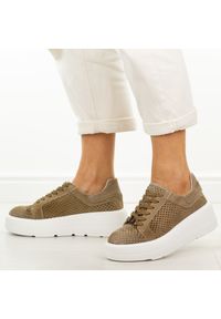 Brązowe skórzane ażurowe półbuty damskie Filippo Dp7675/26. Okazja: na co dzień. Nosek buta: okrągły. Zapięcie: sznurówki. Kolor: brązowy. Szerokość cholewki: normalna. Wzór: ażurowy. Materiał: skóra, zamsz. Sezon: wiosna, lato, jesień. Obcas: na platformie. Styl: casual, klasyczny #1