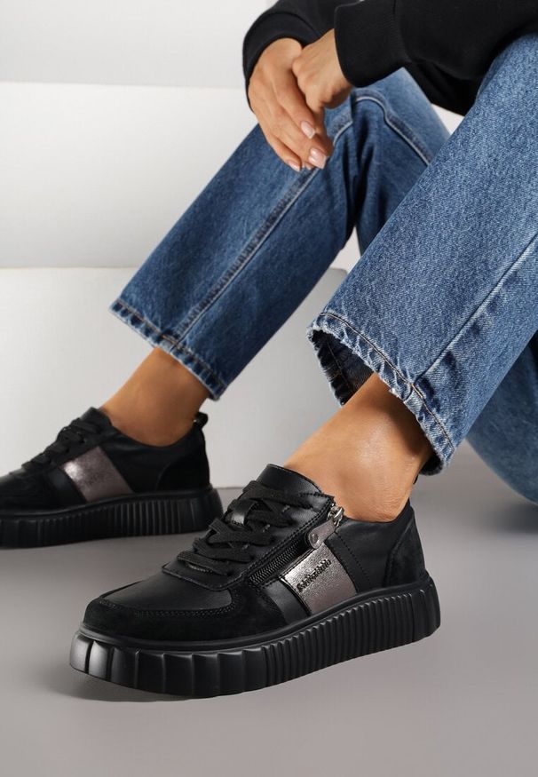 Renee - Czarne Sneakersy ze Skóry Naturalnej z Metalicznym Zdobieniem Zorentee. Okazja: na co dzień, na spacer. Kolor: czarny. Materiał: skóra. Wzór: aplikacja. Sport: turystyka piesza