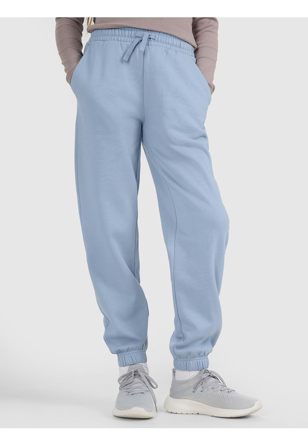 4f - 4F Spodnie dresowe joggery dziewczęce - niebieskie 122 (6-7 lat). Okazja: na co dzień. Kolor: niebieski. Materiał: dresówka. Wzór: gładki, ze splotem. Sezon: lato. Styl: młodzieżowy, casual, sportowy