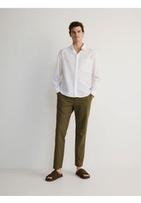 Reserved - Spodnie chino regular z lnem - ciemnozielony. Kolor: zielony. Materiał: len