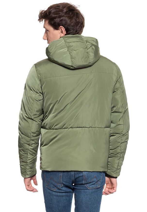 Wrangler - WRANGLER PROTECTOR JACKET MĘSKA KURTKA ZIMOWA CLOVER GREEN W4A2W3G05 112129068. Typ kołnierza: kaptur. Materiał: puch. Sezon: zima