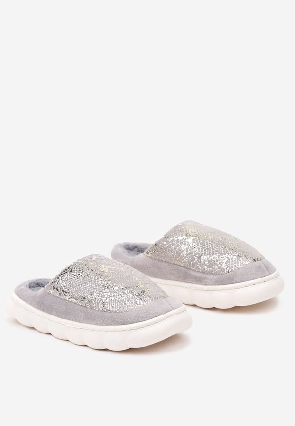 Renee - Szare Kapcie Vices na Platformie z Tłoczeniem Ozdobione Metalicznym Wzorem Zeanivra. Zapięcie: bez zapięcia. Kolor: szary. Materiał: jeans. Wzór: aplikacja. Obcas: na platformie