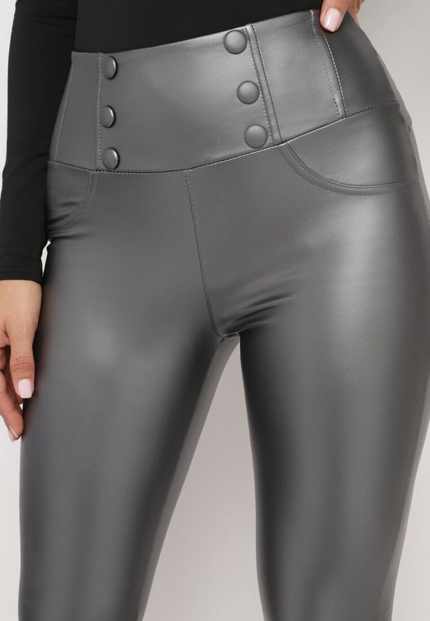 Born2be - Szare Legginsy z Ekoskóry Ocieplane z Efektem Push-Up Labrisa. Okazja: na co dzień. Stan: podwyższony. Kolor: szary. Materiał: materiał. Styl: elegancki, casual