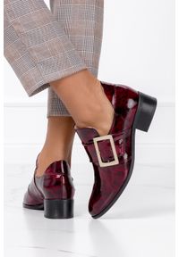 Casu - Bordowe półbuty lordsy lakierowane z klamrą na niskim obcasie polska skóra casu 4144. Zapięcie: klamry. Kolor: czerwony. Materiał: lakier, skóra. Obcas: na obcasie. Wysokość obcasa: niski #1