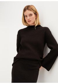 bonprix - Sweter w strukturalny wzór. Typ kołnierza: kołnierzyk stójkowy. Kolor: czarny