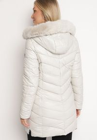 Born2be - Biała Pikowana Kurtka z Kapturem i Futerkiem z Możliwością Odpięcia Elentina. Okazja: do pracy, na co dzień, na spotkanie biznesowe. Typ kołnierza: kaptur. Kolor: biały. Materiał: futro. Styl: casual, biznesowy #5