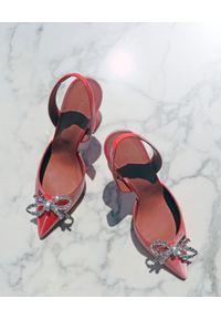 AMINA MUADDI - Koralowe sandały z kokardą Rosie. Zapięcie: pasek. Kolor: czerwony. Wzór: aplikacja. Obcas: na obcasie. Wysokość obcasa: średni #2