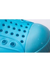 Buty Native Jefferson Bloom Jr 15100148-4166 niebieskie. Nosek buta: okrągły. Kolor: niebieski. Materiał: guma. Wzór: ażurowy #5