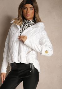 Renee - Biała Pikowana Kurtka o Pudełkowym Fasonie z Warstwowymi Rękawami Liotire. Okazja: na co dzień. Kolor: biały. Materiał: jeans, dzianina. Sezon: jesień. Styl: casual