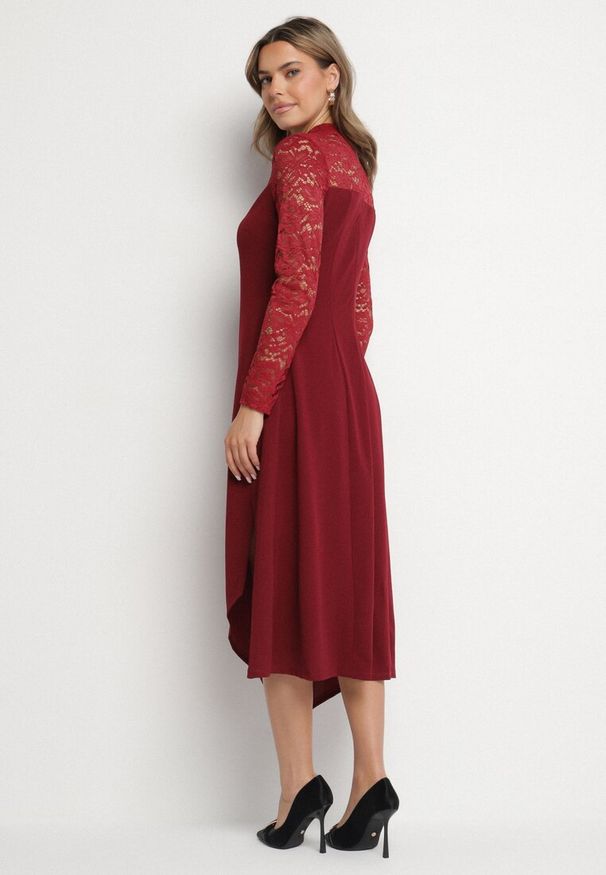Born2be - Bordowa Rozkloszowana Sukienka z Koronką i Stójką Edanith. Okazja: na co dzień. Typ kołnierza: kołnierzyk stójkowy. Kolor: czerwony. Materiał: koronka. Długość rękawa: długi rękaw. Wzór: koronka. Typ sukienki: proste. Styl: wizytowy, casual