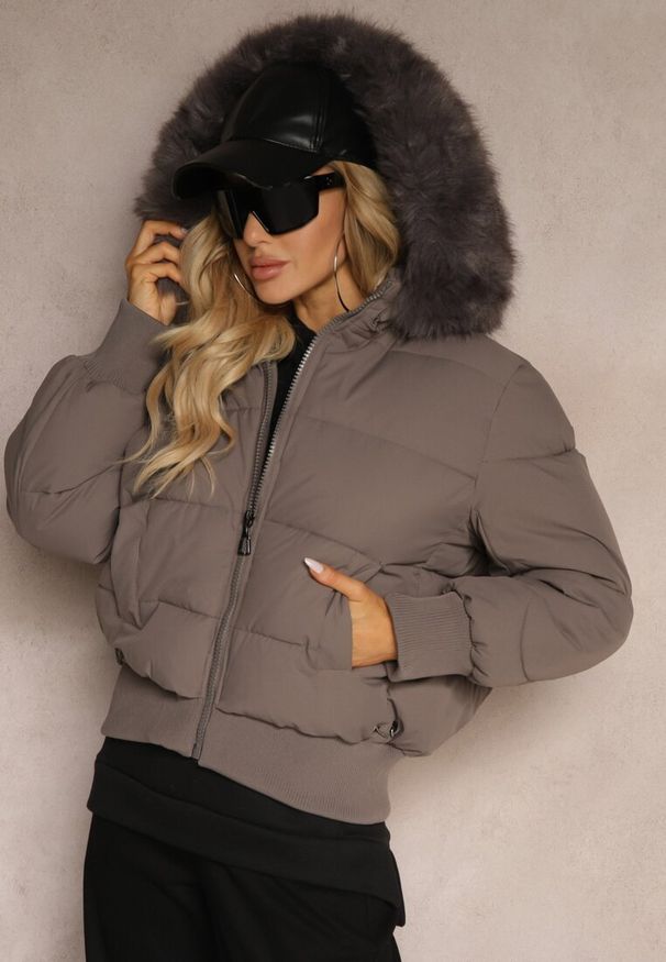 Renee - Ciemnoszara Kurtka z Pikowaniem i Szerokimi Ściągaczami Zdobiona Futrem przy Kapturze Inilora. Okazja: na co dzień. Kolor: szary. Materiał: futro. Wzór: aplikacja. Styl: casual, elegancki