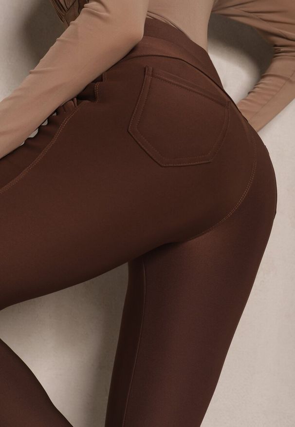 Renee - Brązowe Spodnie o Fasonie Skinny z Gumką w Pasie i Kieszeniami Rizeena. Okazja: na co dzień. Kolor: brązowy. Styl: elegancki, casual