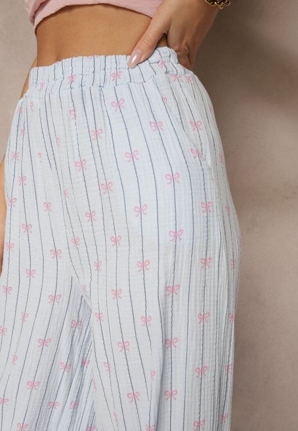 Renee - Niebieskie Bawełniane Spodnie Szerokie High Waist w Paski i Kokardy Reivira. Okazja: na co dzień, do pracy. Stan: podwyższony. Kolor: niebieski. Materiał: bawełna. Wzór: paski. Sezon: lato. Styl: elegancki, casual